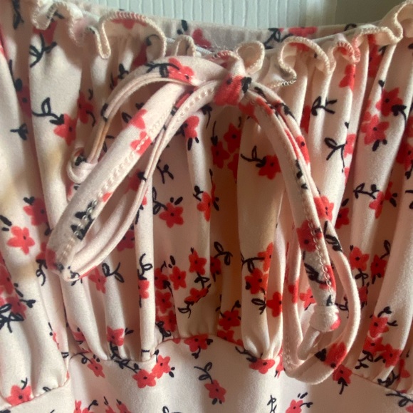 Pink mini dress with flowers all over. Size medium with a bow in the front. - Picture 2 of 10